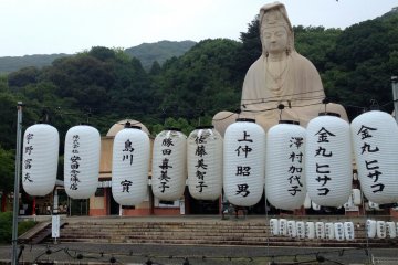<p>View of the daibutsu with some lanterns in the foreground.</p>