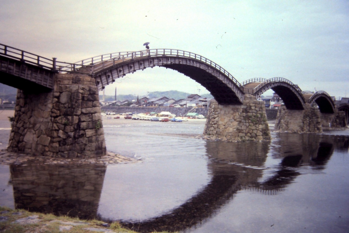 锦带桥是一座由五座拱桥组合而成的大桥。