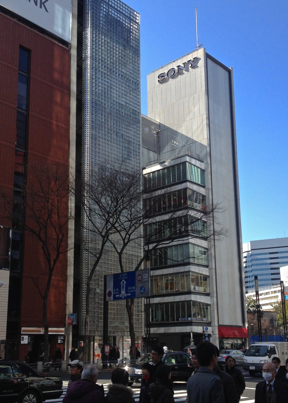 Tòa nhà Sony ở Ginza có thể đi vào từ lối ra B9 tại ga Ginza. Tòa nhà có bảy tầng với nhiều màn hình hiển thị các tiện ích điện tử, một quán cà phê ở tầng hầm và trên tầng cao nhất. Các nhân viên tại Tòa nhà Sony rất thông thạo khi thuyết minh về các sản phẩm và họ rất sẵn lòng trả lời bất kỳ câu hỏi nào bạn có thể có.