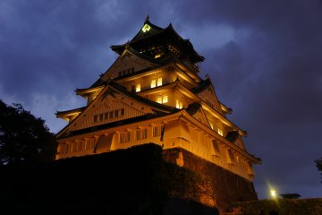 <p>The illumination starts at&nbsp;17:00 every day. In my opinion the illuminated view is even better than at&nbsp;Himeji&nbsp;Castle.</p>