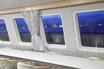 <p>แสงไฟจากเมืองคาโกชิมะผ่านหน้าต่างหน้าเรือ</p>
