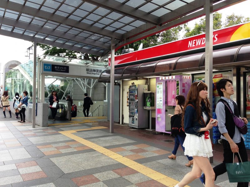 <p>1.&nbsp;Turn right after the JR exit and​, and you will see a kiosk called News Days. It has a&nbsp;public phone in case you can&#39;t find your friend.</p>
