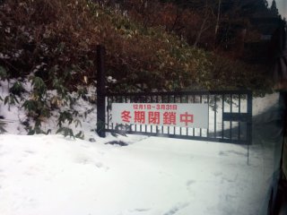 The access road is blocked. Only hikers with a guide are allowed to enter during the winter months.&nbsp;