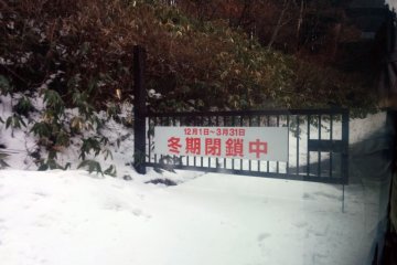<p>The access road is blocked. Only hikers with a guide are allowed to enter during the winter months.&nbsp;</p>