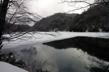 <p>This lake is partly frozen, creating a special seasonal view.&nbsp;</p>