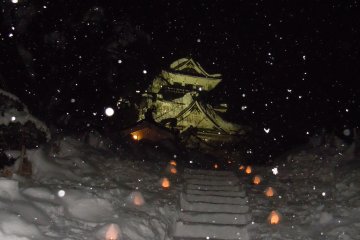 <p>The stairway to the castle at Yokote, flanked by miniature Kamakuras.&nbsp;</p>