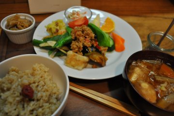 <p>Special plate served with soup and rice</p>