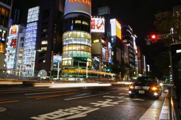 <p>The Ginza&nbsp;4-chome traffic square&nbsp;where I have walked by so many times, thinking it as a advertising hoarding, actually hides the gallery on the 8th and 9th floor of the building. It was a&nbsp;discovery by chance&nbsp;when going the coffee shop on the second floor of the same building.</p>