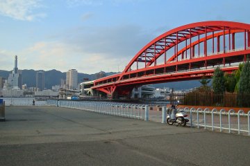 <p>Kobe Ohashi&nbsp;connects the Kobe mainland with&nbsp;Port Island. The red color structure&nbsp;has walking lanes on either sides so can&nbsp;enjoy the port side scenery.</p>