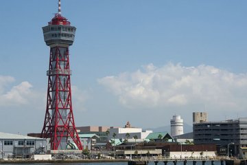 <p>หอคอยท่าเรือริมอ่าวฮากาตะ (Hakata Port Tower) มีความสูง 100 เมตร ชั้นชมวิวอยู่ที่ระดับความสูง 70 เมตร เข้าชมได้โดยไม่ต้องเสียค่าบัตรผ่านประตู</p>