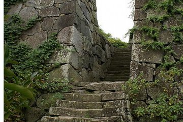 <p>ปราสาทฟูกุโอกะ บางส่วนสร้างจากหินที่ขุดมาจากกำแพงป้องกันกองทัพมองโกล</p>
