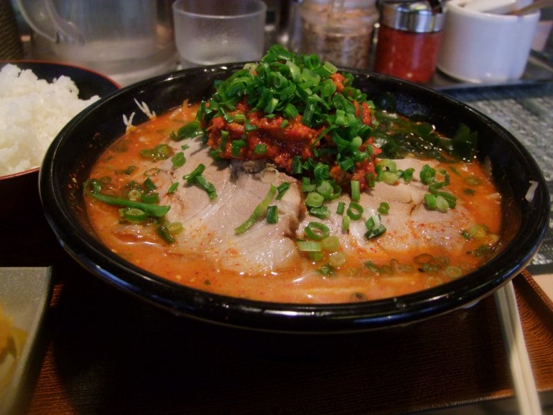 <p>Up close and personal with the very spicy &quot;ookara ramen&quot;</p>