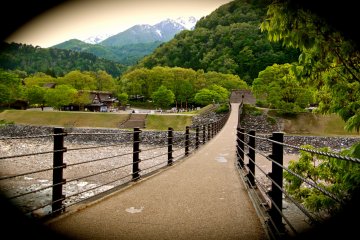 <p>สะพานปูนยาวข้ามแม่น้ำทางเข้าหมู่บ้าน Shirakawa-go ให้อารมณ์เดียวกับคดีฆาตกรรมปริศนาของการ์ตูนโคนันนักสืบรุ่นจิ๋ว</p>