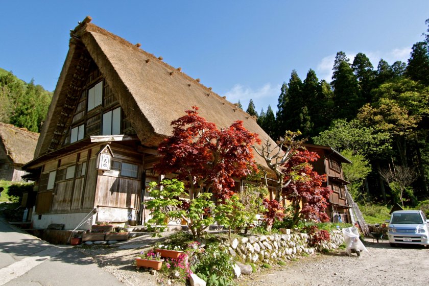 Gussho style house อันเป็นเอกลักษณ์ของหมู่บ้านShirakawa-go พร้อมด้วยการตกแต่งอันประณีตของชาวบ้าน