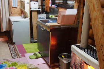 <p>ภายในบ้านพักสำหรับ 4 คน ตรงนี้เป็นส่วนของห้องครัว ตามภาพคือมีเตาแก๊ส อ่างล้างจาน อุปกรณ์ทำครัวต่างๆ ก็จะเก็บไว้ในตู้ใต้อ่างล้างจาน</p>