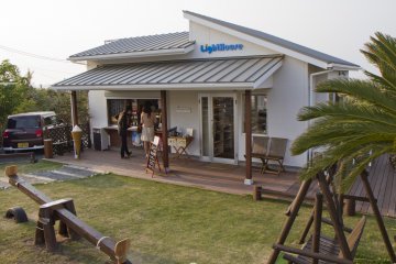 <p>LightHouse is also the name of this cafe service ice cream, sandwiches, and drinks</p>