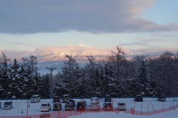 <p>ภาพวิวภูเขาที่เต็มไปด้วยหิมะ ถ้าเข้ามาในลานสกี Furano ก็จะเห็นวิวสวยๆ แบบนี้</p>
