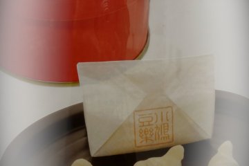 <p>โคะบะโตะ-มะเมะระคุ (Kobato-mameraku) เป็นขนมกรอบๆ อร่อยๆ ทำจากแป้งถั่วเหลืองและน้ำตาล อีกทั้งยังเป็นรูปนกพิราบด้วย เป็นขนมน่ารักๆ และสามารถเก็บไว้เป็นเวลานาน</p>