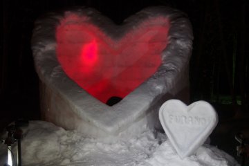 <p>รูปปั้นจากหิมะ ที่ทำเป็นรูปต่างๆ ในภาพเป็นรูปหัวใจ</p>