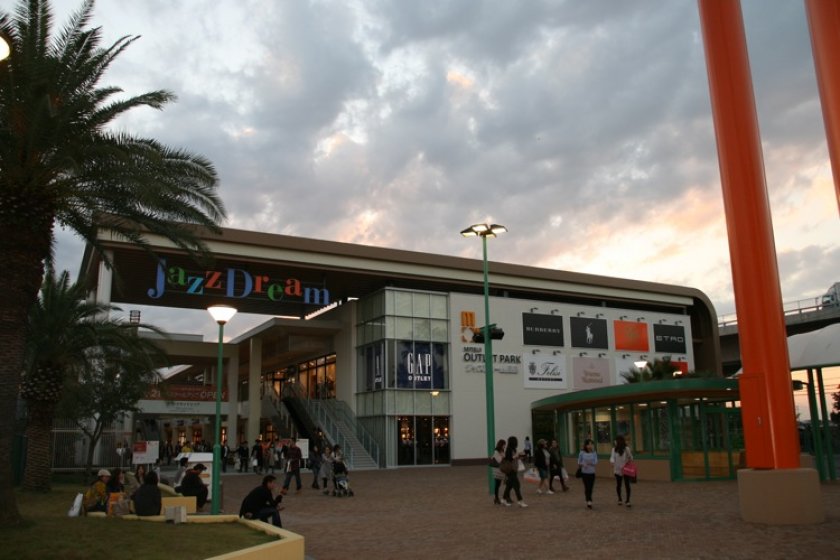 Welcome to central Japan\'s biggest outlet mall, Jazz Dream Nagashima!