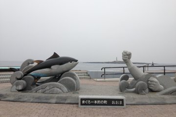  伫立在大间崎最北端的“一根钓线钓金枪鱼”雕像